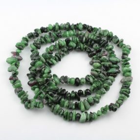   Rubin-zoizit ásvány splitter / szemcse - gömbölyített szemű - kb. 80cm-es szál