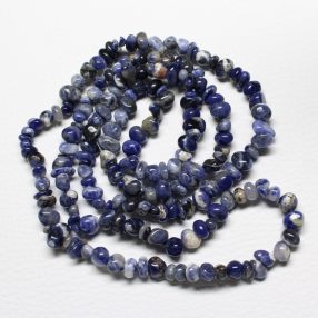   Szodalit ásvány splitter / szemcse - gömbölyített szemű - kb. 80cm-es szál