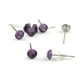   Strasszos fülbevaló nemesacél beszúrós alapon - 4,7mm - amethyst