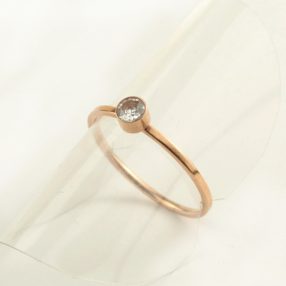 Strasszos nemesacél gyűrű, rózsaarany színű - 17mm