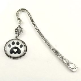   Fém könyvjelző üveglencsés medállal - tappancs mancs (0204)