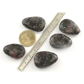 Rubin pöttyök anyakőzetben csepp marokkő 2,5-3cm /db