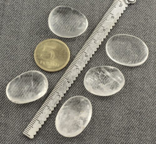 Hegyikristály (enyhén zárványos) lencse marokkő kb. 2,5cm /db