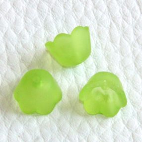   Akril virág (gyöngyvirág) - 7x10mm-es áttetsző matt sárgászöld