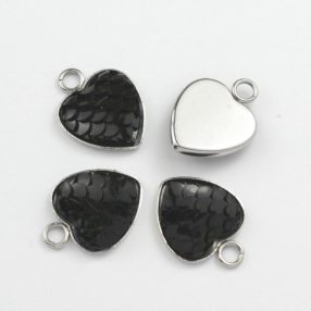   Nemesacél medál / fityegő - 17x13mm-es szív, 12mm-es sellőpikkelyes műgyanta kabosonnal - fekete