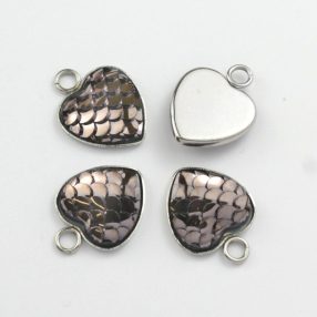   Nemesacél medál / fityegő - 17x13mm-es szív, 12mm-es sellőpikkelyes műgyanta kabosonnal - bronz