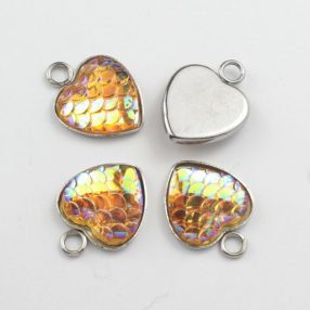   Nemesacél medál / fityegő - 17x13mm-es szív, 12mm-es sellőpikkelyes műgyanta kabosonnal - narancssárga szivárványos