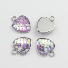   Nemesacél medál / fityegő - 17x13mm-es szív, 12mm-es sellőpikkelyes műgyanta kabosonnal - violalila szivárványos