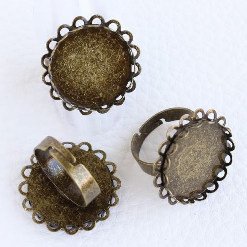 Antik bronz színű állítható méretű ragasztható gyűrűalap - 20mm-es kabosonhoz