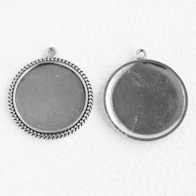   Tibeti stílusú ragasztható fém medál alap - antik ezüst színű 35x31mm-es, 25mm-es kabosonhoz - 1db