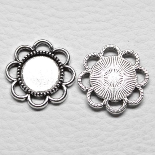 Tibeti stílusú ragasztható fém medál alap / összekötő elem  - antik ezüst színű 22x22mm-es, 12mm-es kabosonhoz